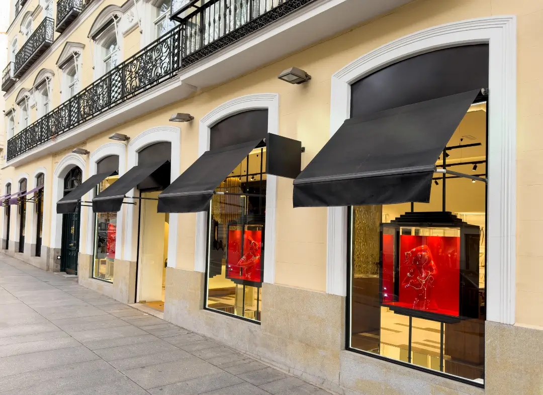 Façade vitrine de magasin en aluminium sur mesure à Saint-Herblain